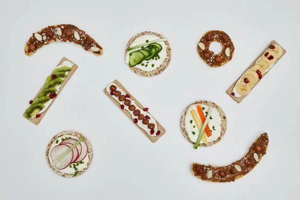 Ris Tårta Och Knäckebröd Med Färskost Och Grönsaker Vit Bakgrund — Stockfoto