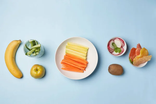 Gezonde Snacks Vers Fruit Groenten Kaasroom Noten Blauwe Achtergrond — Stockfoto