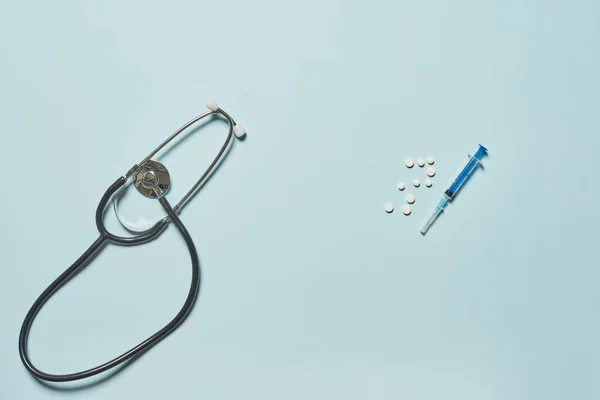 Eldobható Fecskendő Injekcióhoz Sztetoszkópos Fehér Kerek Tabletta Kék Alapon — Stock Fotó