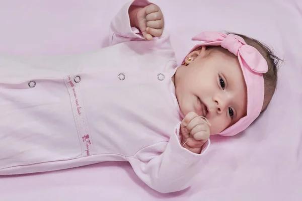 刚出生的女婴睡在粉红的褐色皮肤上 靠近点 — 图库照片