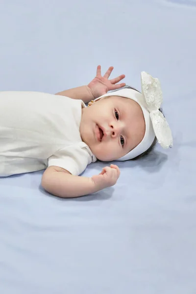 Bébé Fille Avec Bandeau Fleur Blanche Bébé Fille Mois — Photo