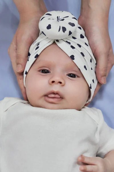年轻的母亲穿着小女孩的头饰 甜蜜的家庭 可爱的新生女婴 小时髦的穆斯林女婴头戴头巾 — 图库照片