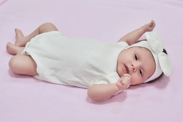 Menina Com Branco Flor Headband Menina Meses — Fotografia de Stock