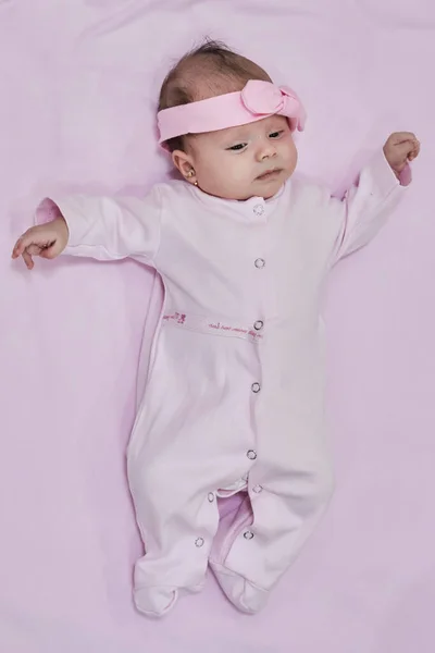 Nyfödd Flicka Sover Rosa Blan Närbild — Stockfoto