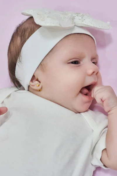 带着白色花冠的女婴 2个月大的女婴 — 图库照片