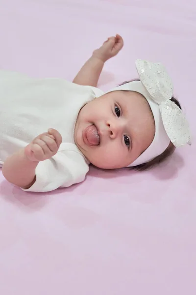 带着白色花冠的女婴 2个月大的女婴 — 图库照片