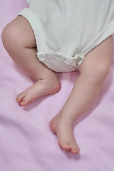 Low Section Baby Feet Relaxing Blanket Feet Infant Lying Pink — Stock Photo, Image