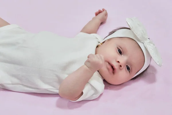 白い花のヘッドバンドの赤ん坊の女の子 2ヶ月の女の子 — ストック写真