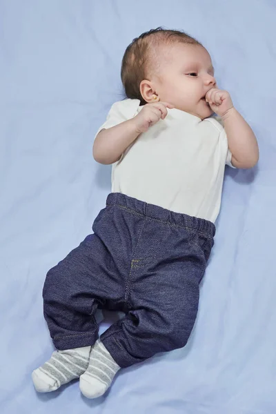 赤ちゃんの新生児ポートレート 新しい生まれ女の子 子供の白ドレス — ストック写真