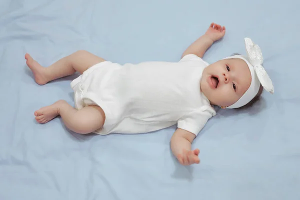 Beyaz Çiçekli Saç Bandı Olan Bebek Kız Aylık Bir Kız — Stok fotoğraf