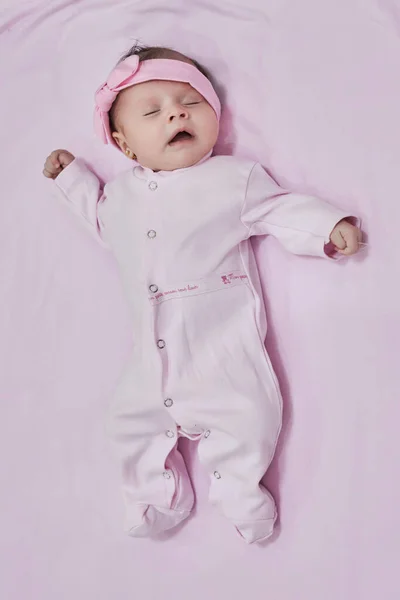 Menina Recém Nascida Dormir Blan Rosa Fechar — Fotografia de Stock