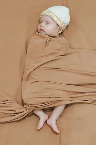 Новонароджена Дівчинка Спить Ковдрі — стокове фото