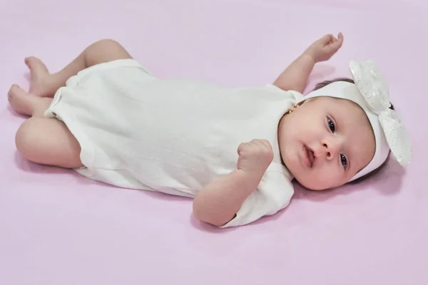 Bambina Con Fascia Bianca Fiore Bambina Mesi — Foto Stock