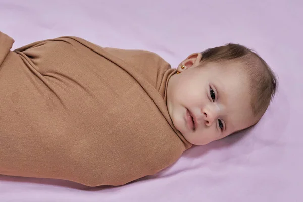 Bébé Fille Nouveau Dormir Sur Une Couverture — Photo