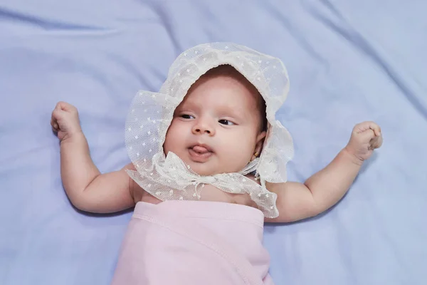 Pasgeboren Baby Meisje Slapen Blauwe Blan Sluiten — Stockfoto