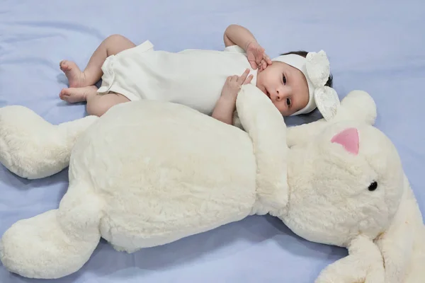 Wit Droomde Pasgeboren Baby Met Haar Witte Konijnenspeeltje Schattig Gemengd — Stockfoto