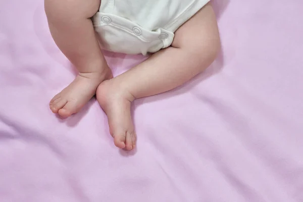 Seção Baixa Pés Bebê Relaxando Sobre Cobertor Pés Criança Deitada — Fotografia de Stock