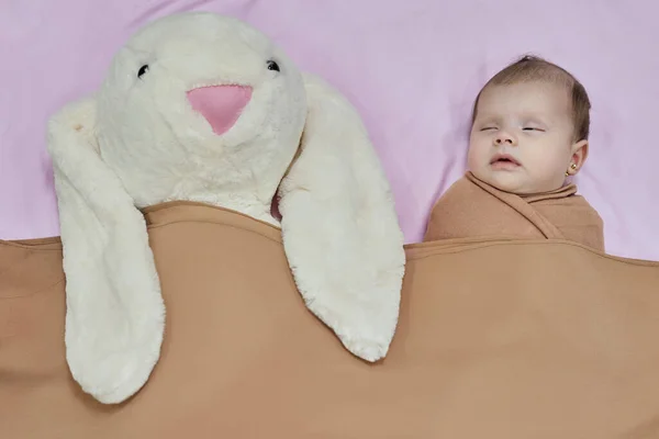 Schattig Schattig Pasgeboren Baby Meisje Verpakt Swaddle Een Deken Slapen — Stockfoto