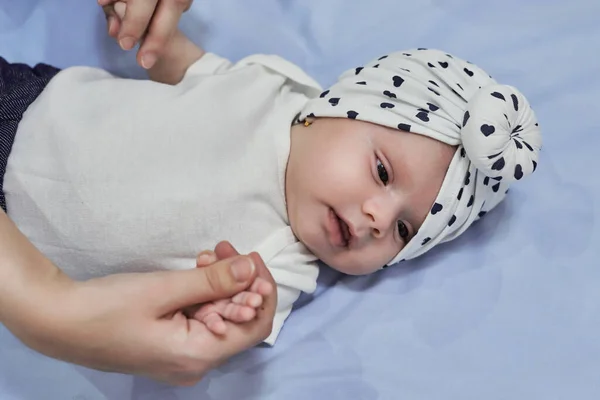 年轻的母亲穿着小女孩的头饰 甜蜜的家庭 可爱的新生女婴 小时髦的穆斯林女婴头戴头巾 — 图库照片