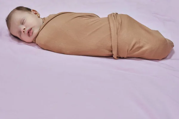 新生児の女の子 毛布で寝ています — ストック写真