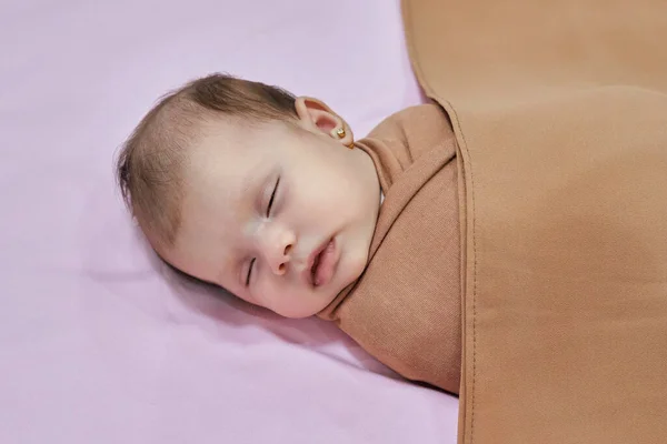 Νεογέννητο Κοριτσάκι Στον Ύπνο Μια Κουβέρτα — Φωτογραφία Αρχείου