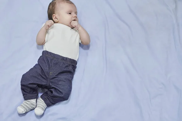 赤ちゃんの新生児ポートレート 新しい生まれ女の子 子供の白ドレス — ストック写真