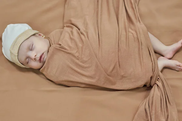 刚出生的婴儿的女孩 睡在一张毯子上 — 图库照片