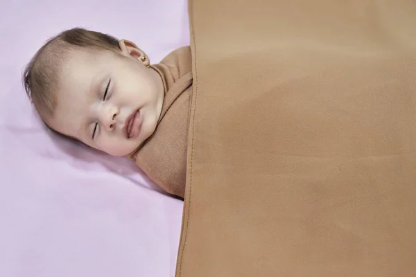 Bébé Fille Nouveau Dormir Sur Une Couverture — Photo