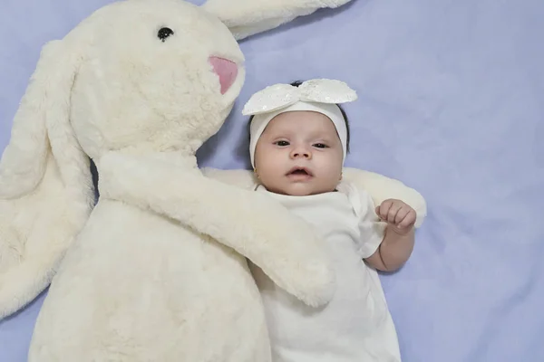 Wit Droomde Pasgeboren Baby Met Haar Witte Konijnenspeeltje Schattig Gemengd — Stockfoto
