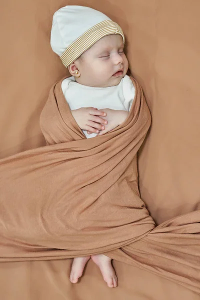 Bébé Fille Nouveau Dormant Sur Une Couverture — Photo