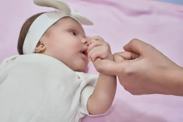 Крупный План Спящей Руки Младенца Руках Матерей Кровати Новая Концепция — стоковое фото
