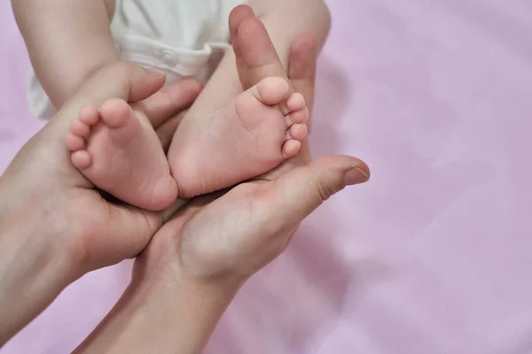 Kleine Voetjes Moeder Houdt Met Tederheid Liefde Zijn Handen Kleine — Stockfoto