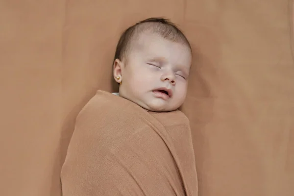 Bébé Fille Nouveau Dormir Sur Une Couverture — Photo