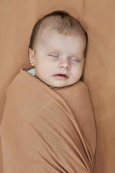 Bebé Recién Nacido Durmiendo Una Manta —  Fotos de Stock
