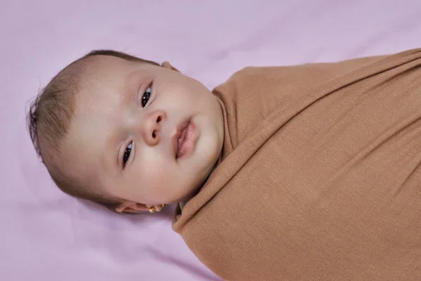 Pasgeboren Babymeisje Slapen Een Deken — Stockfoto