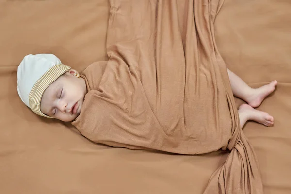 新生女婴睡在一张毯子上 — 图库照片