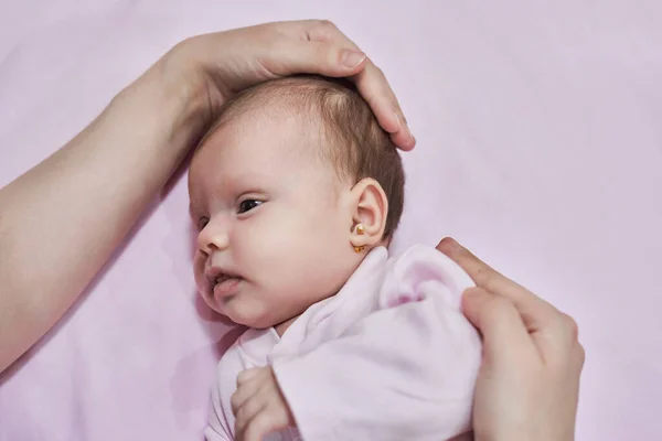 Pasgeboren Baby Meisje Met Haar Moeder Roze Deken — Stockfoto