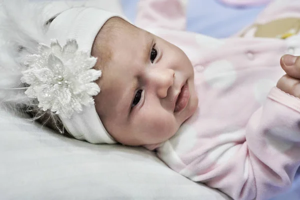 Bébé Fille Avec Bandeau Fleur Blanche Bébé Fille Mois — Photo
