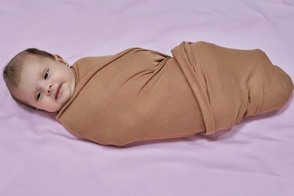 Bébé Fille Nouveau Dormir Sur Une Couverture — Photo