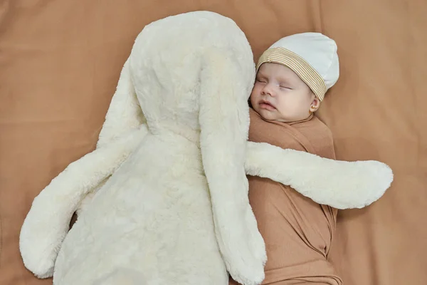 Újszülött Baba Fehér Nyuszi Játékával Aranyos Vegyes Fajú Kislány Alszik — Stock Fotó