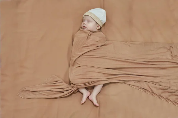 Újszülött Kislány Alszik Egy Takaró — Stock Fotó