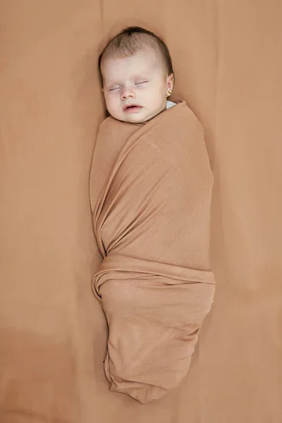 Νεογέννητο Κοριτσάκι Στον Ύπνο Μια Κουβέρτα — Φωτογραφία Αρχείου