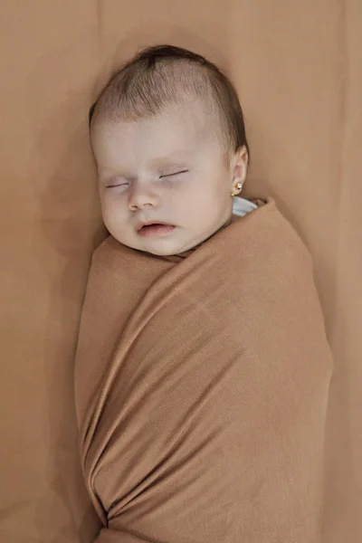 Pasgeboren Babymeisje Slapen Een Deken — Stockfoto