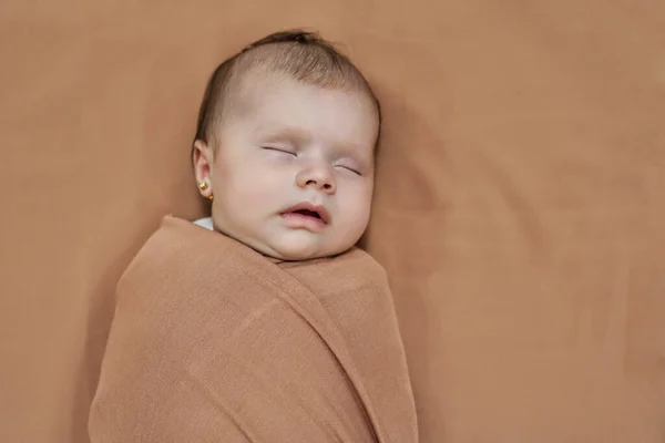 Menina Recém Nascida Dormindo Cobertor — Fotografia de Stock