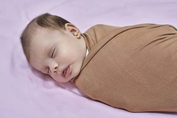Bébé Fille Nouveau Dormir Sur Une Couverture — Photo