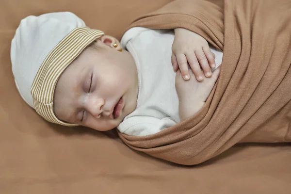 刚出生的婴儿的女孩 睡在一张毯子上 — 图库照片