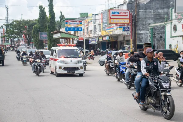 Palembang Indonesia August 2022 Ambulance Escorted Residents Take Dead Cemetery — Stock Photo, Image