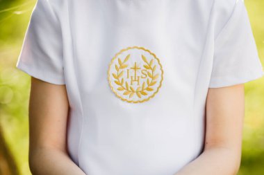 İlk Kutsal Komünyon. Elinde tespih tutan bir çocuk