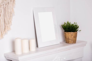 Süslemeli beyaz resim çerçevesi. Fotoğrafın ya da mesajın için hazırlan. Eserlerinizi yerleştirin, baskı sanatı, beyaz arka plan, pastel renk kitabı. Fotoğraf gerçekçi 3D çizim, ev dekorasyonu, ev duvarı