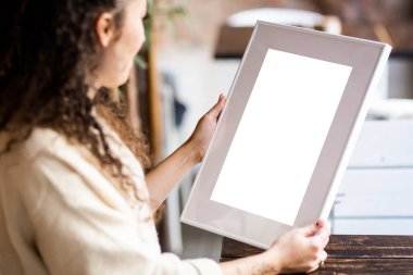 Altın çerçeveli süslemeler. Fotoğrafın ya da mesajın için hazırlan. Eserlerinizi yerleştirin, baskı sanatı, beyaz arka plan, pastel renk kitabı. Fotoğraf gerçekçi 3D illüstrasyon